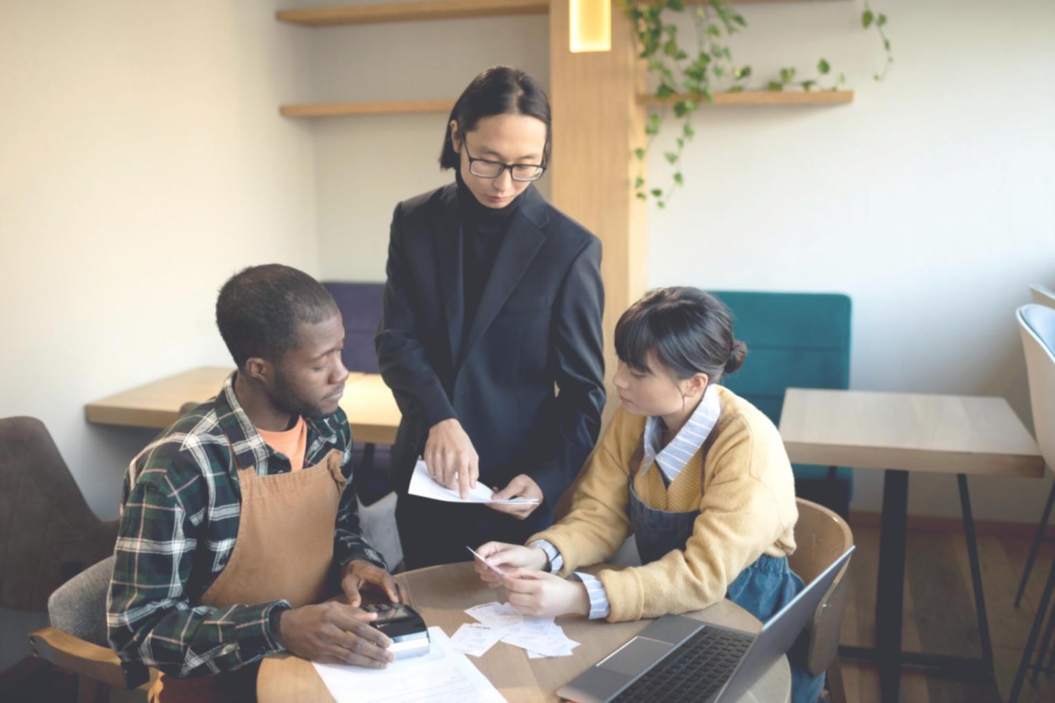 Finanzanalyst bei der Arbeit mit Liquiditätskennzahlen