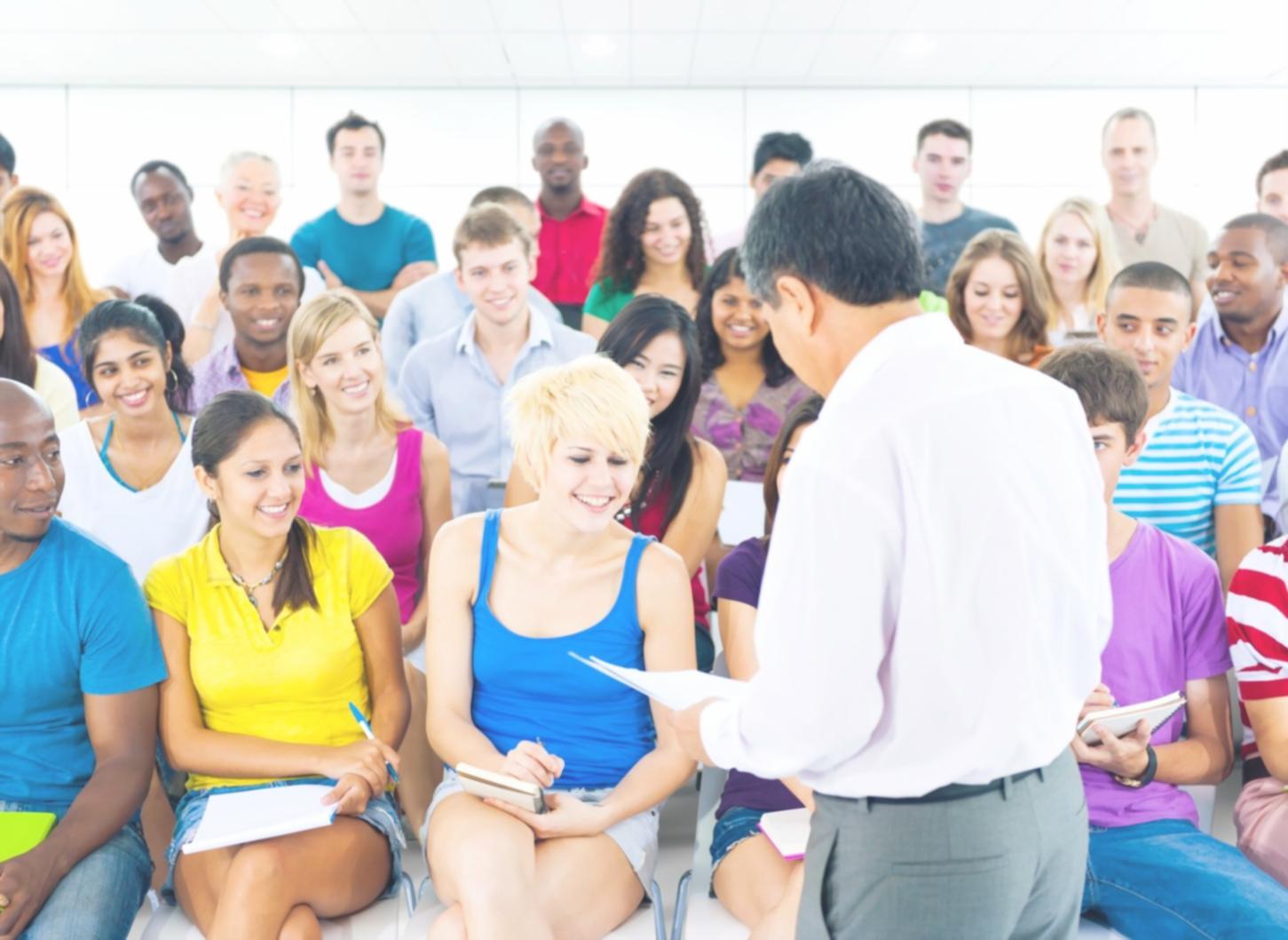 Moderne Lernumgebung mit interaktiven Whiteboards und aktueller Finanzsoftware